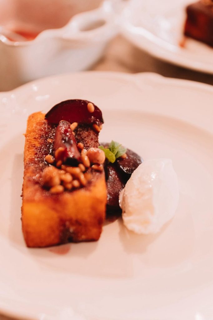 Rabanada com frutas caramelizadas